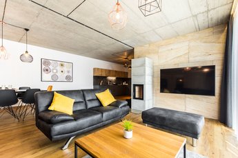 VIP-Villa - Wohnzimmer mit Küchenzeile und Essbereich